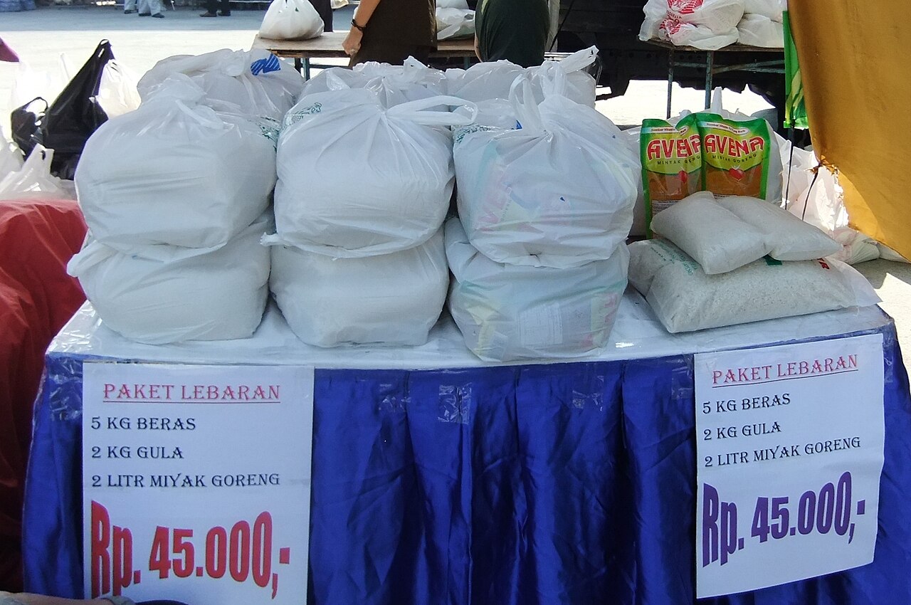 Penyaluran bansos lampasio